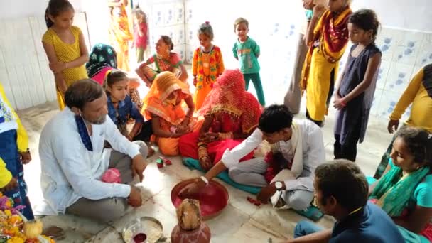 2021年5月8日インド グジャラート州アヘムダーバードのViramgamインドのヒンズー教の伝統と文化結婚式のドレス — ストック動画