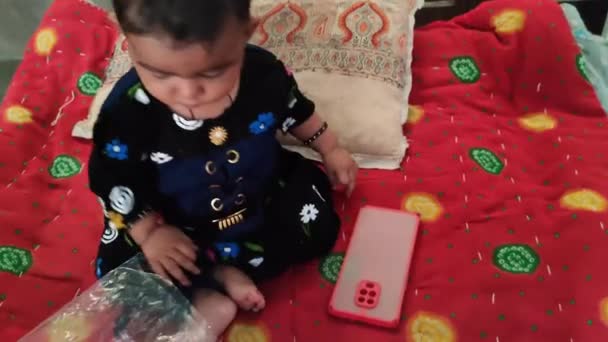 Seorang Gadis Home Baby Bermain — Stok Video