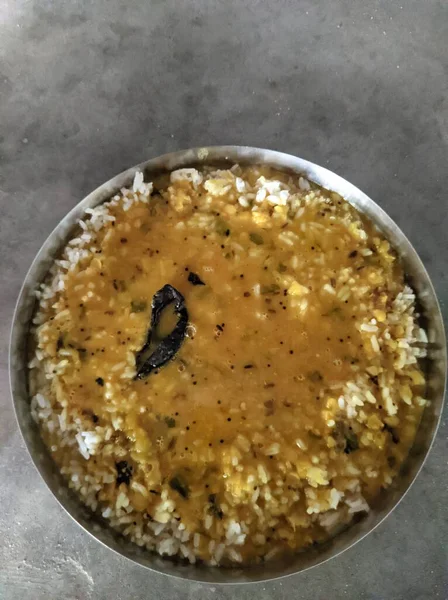 古吉拉特邦的Dal Bhaat吃传统食品 — 图库照片