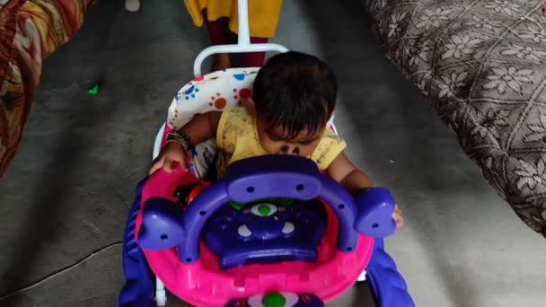 Una Bambina Nel Baby Walker — Video Stock