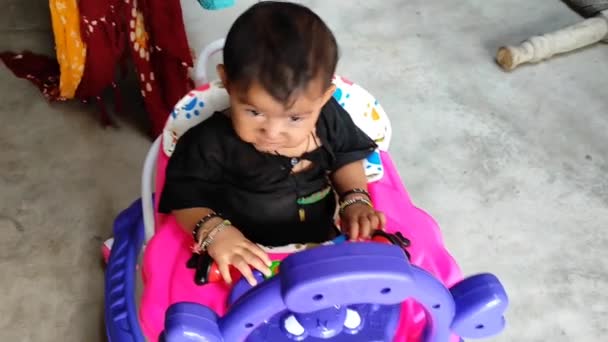Nou Baby Walker Baby Girl Pentru Prima Dată — Videoclip de stoc