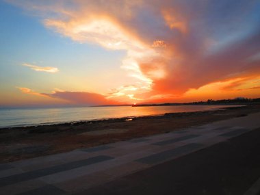 Gün batımında körfezin deniz manzarası
