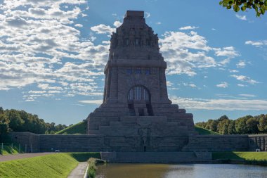 Das Voelkerschlachtdenkmal mit dem See der Traenen im suedosten Leipzigs
