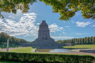 Das Voelkerschlachtdenkmal mit dem See der Traenen im suedosten Leipzigs