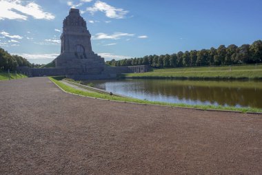 Das Voelkerschlachtdenkmal mit dem See der Traenen im suedosten Leipzigs