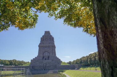 Das Voelkerschlachtdenkmal mit dem See der Traenen im suedosten Leipzigs