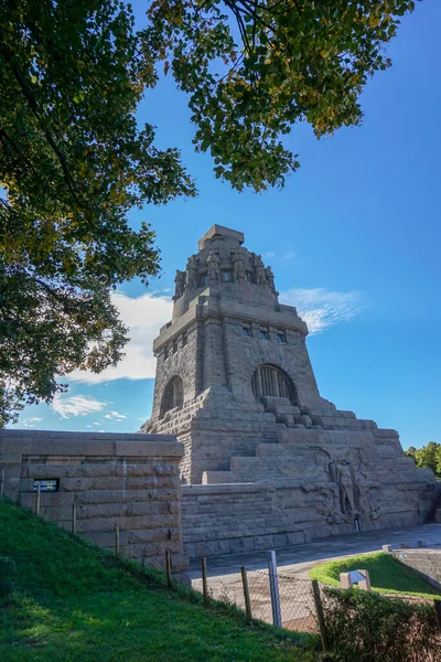 Das Voelkerschlachtdenkmal mit dem See der Traenen im suedosten Leipzigs