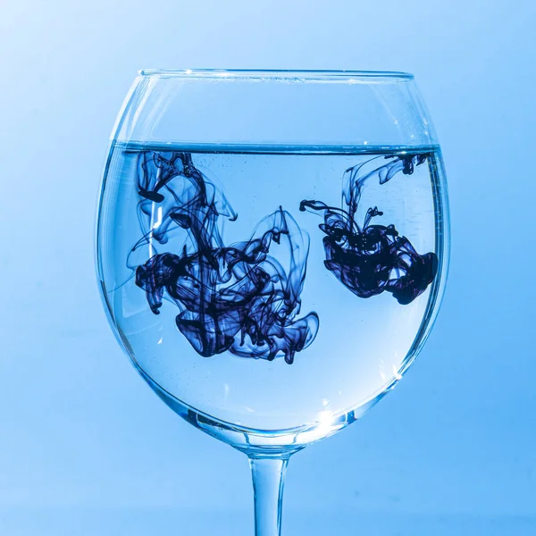 Tropfen Farbiger Tinte Faellt Ein Glas Mit Wasser Und Ergibt — Stok fotoğraf