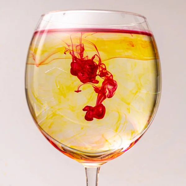 Tropfen Farbiger Tinte Faellt Ein Glas Mit Wasser Und Ergibt — Stok fotoğraf