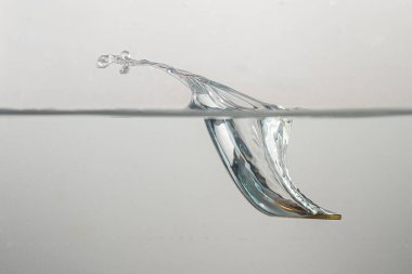 Para damlaları berrak suya düşer.