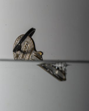 Anahtarlığı olan anahtar damlaları berrak suya düşer.