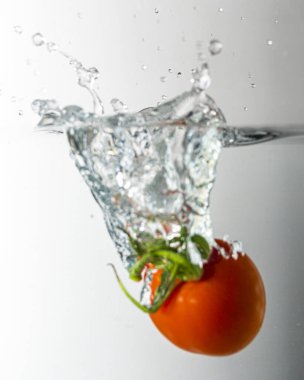 Temiz suda yeşil lekeli küçük domates. 