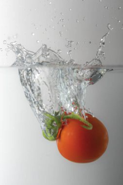 Temiz suda yeşil lekeli küçük domates. 