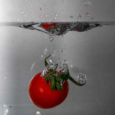 Temiz suda yeşil lekeli küçük domates. 