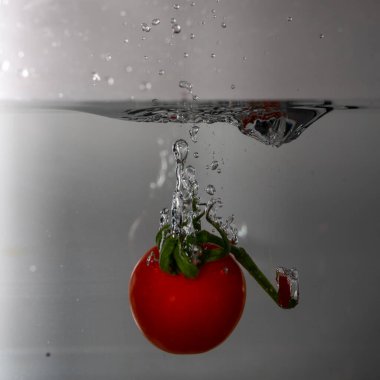 Temiz suda yeşil lekeli küçük domates. 