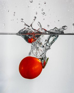 Temiz suda yeşil lekeli küçük domates. 