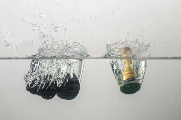 Bazı Satranç Taşları Berrak Suya Bir Sıçrama Ile Düşer — Stok fotoğraf