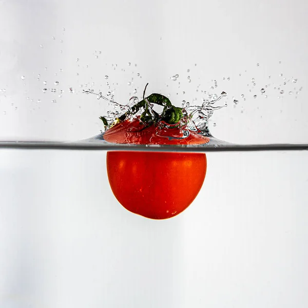 Pequeno Tomate Com Salpicos Verdes Água Clara — Fotografia de Stock