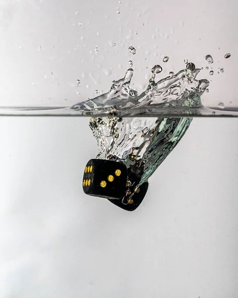 游戏骰子 滴入清澈的水中 水花飞溅 — 图库照片
