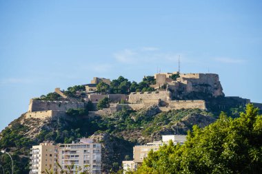 Santa Barbara Alicante kalesi şehrin üstündeki bir tepenin üstünde. Güneşli bir günde. Taş kale. Ortak Valenciana.