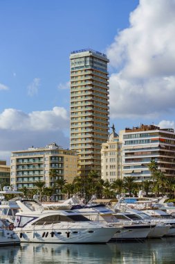 Alicante, İspanya. 21 Kasım 2020. Gran Sol Hotel, Alicante 'de 1971 yılında tamamlanan sembolik bir gökdelendir.. 