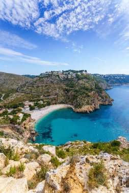 Cala Granadella. Akdeniz İspanyol sahilinde küçük turkuaz koy çok temiz su. Javea, Xabia, Costa Blanca, Alicante, İspanya