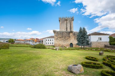 Kule, kale harabeleri, ortaçağ yapıları. 14. yüzyılda Dom Dinis tarafından inşa edilmiş. Chaves, Trs-os-Montes, Portekiz
