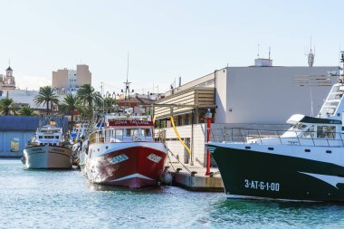 Dnia, İspanya. 12 Aralık 2020. Balık pazarı ve balıkçı tekneleri Denia limanına demirlemiş.