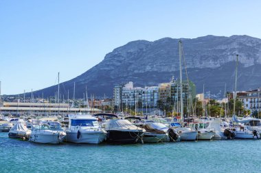 Denia, İspanya. 12 Aralık 2020. Denia Limanı ve Montg manzarası