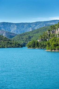 Ulldecona rezervuarının görüntüsü. Baraj 1967 yılında inşa edildi ve İspanya 'nın başkenti Valenciana' daki Ulldecona kasabasından çiftçiler tarafından finanse edildi.