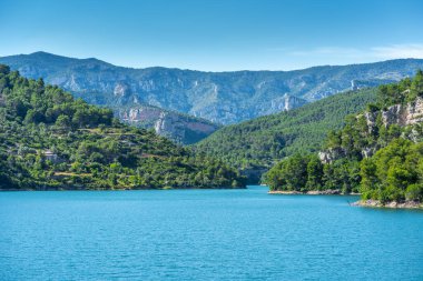 Ulldecona rezervuarının görüntüsü. Baraj 1967 yılında inşa edildi ve İspanya 'nın başkenti Valenciana' daki Ulldecona kasabasından çiftçiler tarafından finanse edildi.