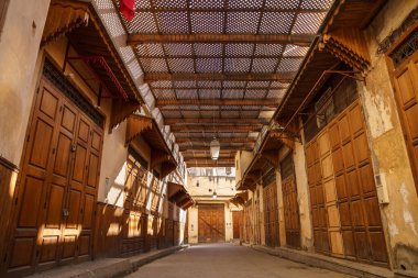 Eski Fez Medina 'daki küçük dükkanlar Cuma günleri kapalıdır. Fas.