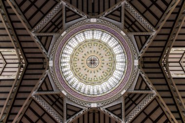 Valencia, İspanya. 23 Haziran 2020. Yeni sanat binası, Valencia Merkez Pazarı 'nın geometrik mahzeni (Mercado Merkez Bankası).