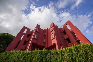 Calpe, İspanya. 7 Kasım 2020. Muralla Roja (Kırmızı Duvar) İspanyol mimar Ricardo Bofill tarafından 1968 yılında tasarlanan bir apartman kompleksi.. 