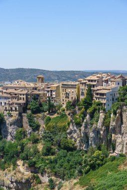 Cuenca (Castilla-La Mancha, İspanya) güneşli bir günde bu UNESCO Dünya Mirası 'nın tepesinden gökyüzüne yükselir.. 
