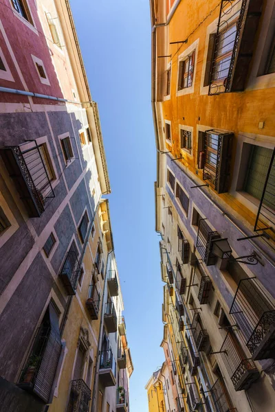 Vista Baixo Uma Rua Com Casas Coloridas Cidade Velha Cuenca — Fotografia de Stock