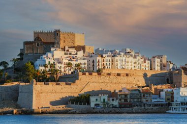 Meşhur Tapınak Şövalyesi ve ortaçağ şehri Pescola 'nın deniz üzerinde kale duvarları olan yakın çekimi. Peniscola, Comunudad Valenciana, Castellon, İspanya