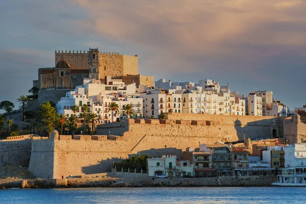 有名なテンプラとペスコラの中世の都市の近くには 海の上に城の壁があります Peniscola Commudad Valenciana Castelon スペイン — ストック写真