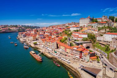 Porto, Portekiz. 23 Ağustos 2020. Şehir manzarası. Bairro da Ribeira, güneş ışığı gören semt..