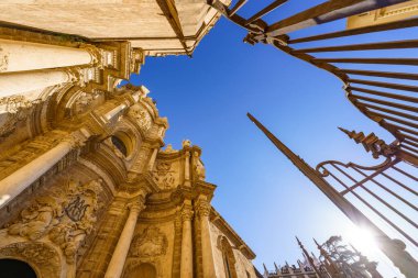 Valencia Katedrali, barok giriş ve gotik çan kulesi..