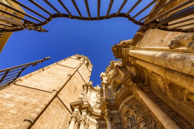 Valencia Katedrali, barok giriş ve gotik çan kulesi..