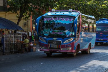 Santa Marta, Kolombiya. 29 Ocak 2014. Kolombiya 'nın Santa Marta kentindeki kentsel yolcu taşımacılığı otobüsleri