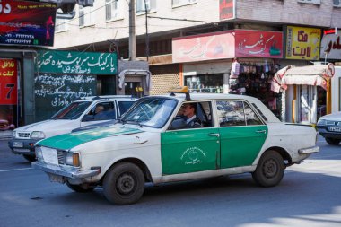 Shiraz, İran. 16 Aralık 2015. Yaşlı taksi, model Paykan, eski İran vatandaşı ve popüler araba Shiraz caddesinde..