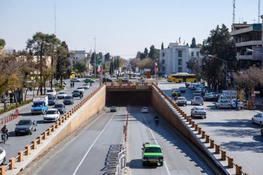 Shiraz, İran. 16 Aralık 2015. Shiraz 'daki büyük caddede bir tünel var.. 