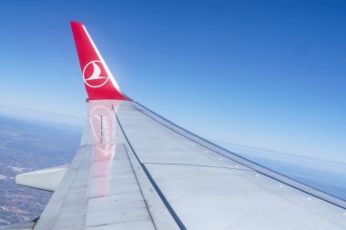 İstanbul, Türkiye. 20 Şubat 2020. Türk Hava Yolları Boeing 737-800 uçuş sırasında sol kanat