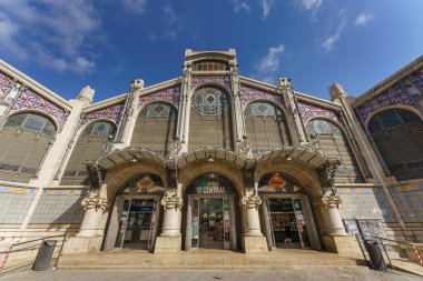 Valencia, İspanya, 23 Haziran 2020. Valensiyalı sanat yeni binası. Mercado Merkez (Merkez Pazar) de Valencia. Avrupa 'nın en büyük geleneksel pazarlarından biri. Üst simge.