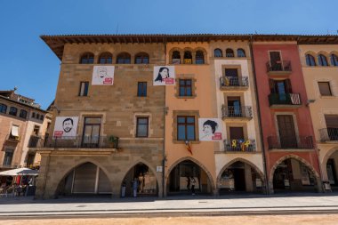 Vic, Katalonya, İspanya. 5 Temmuz 2020. Katalan bağımsızlığıyla ilgili sembol ve sloganları olan ve mahkumlar için özgürlük isteyen çeşitli mimari tarzlara sahip Vic 'in Plaa Major binasındaki binalar..