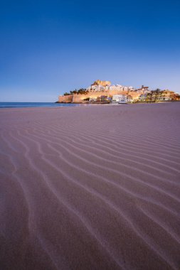 Peniscola plajı ve kalesi mavi saatte, İspanya. Turistik bir dönüm noktası. Ünlü bir yer. Castellon, Valencia Bölgesi, İspanya