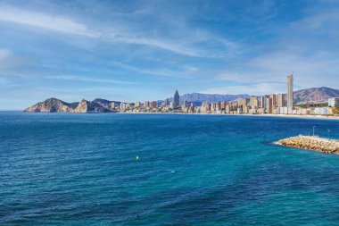 Benidorm 'daki Playa de Poniente' nin panoramik manzarası, İspanya 'nın Akdeniz kıyısındaki ünlü tatil şehri.