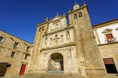 Viseu, Portekiz. 23 Ağustos 2020. Şehrin tarihi merkezindeki Viseu Katedrali 'nin ana cephesi